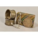 A PAIR OF GEORGE VI SILVER CIRCULAR NAPKIN RINGS, engine turned decoration, together with a