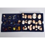 A TRAY OF PANELS AND LOOSE GEMSTONES, to include a tray of thirty four oval cameos, most depicting