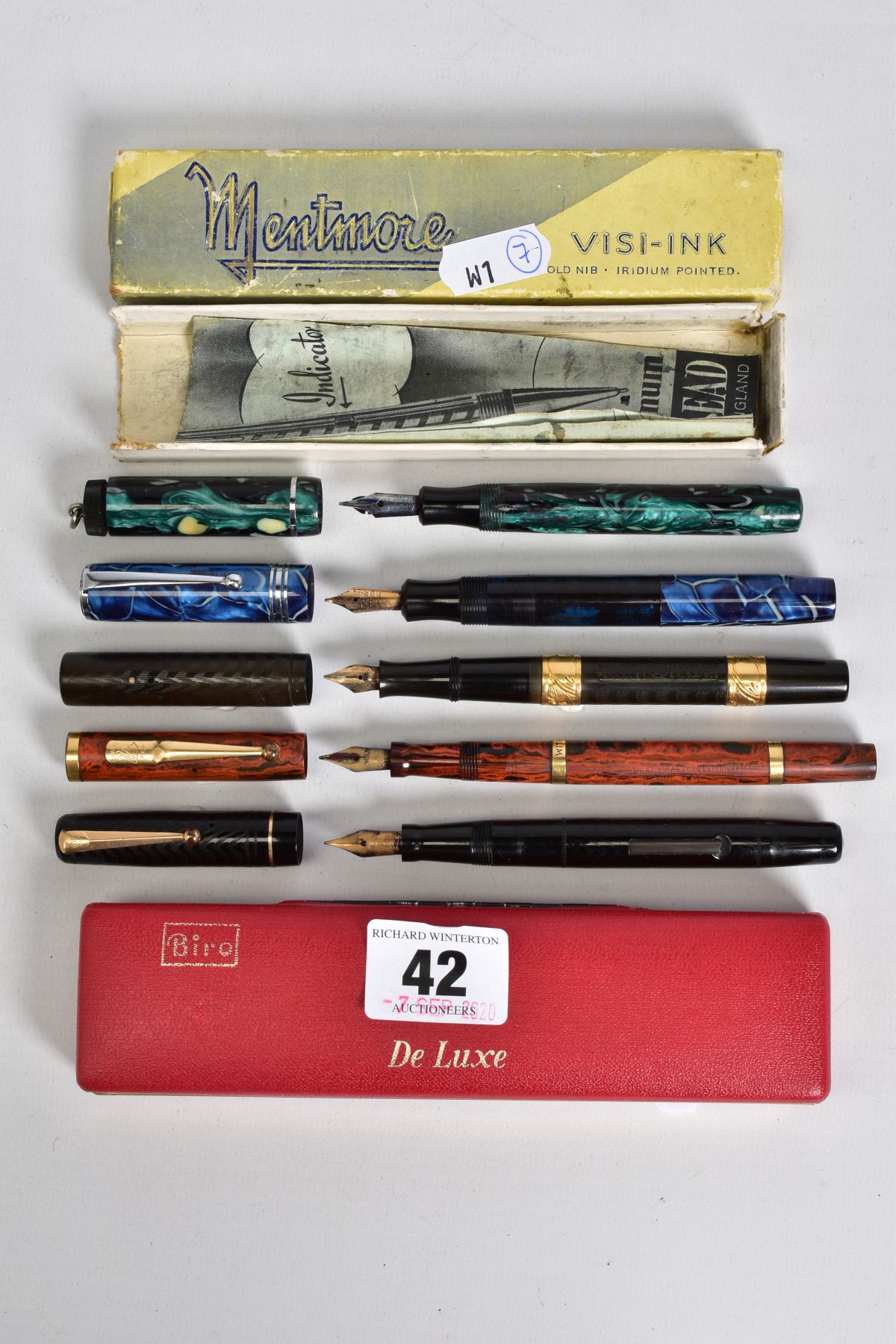 A SELECTION OF FIVE FOUNTAIN PENS, to include three 'swan' fountain pens each with 14ct gold nibs