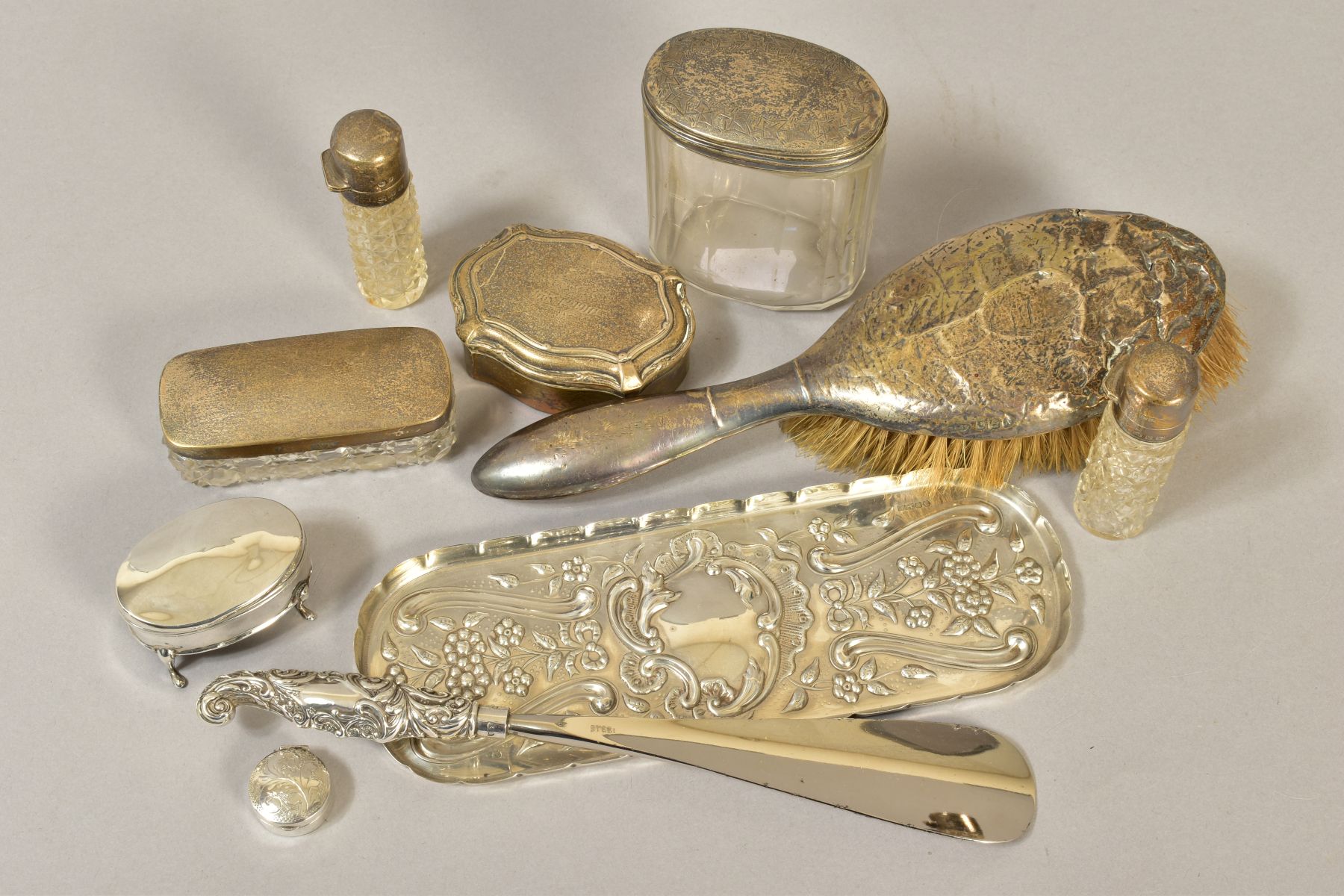 A GROUP OF SILVER DRESSING TABLE ITEMS, including an Elizabeth II Carrs of Sheffield Edwardian style - Image 2 of 6