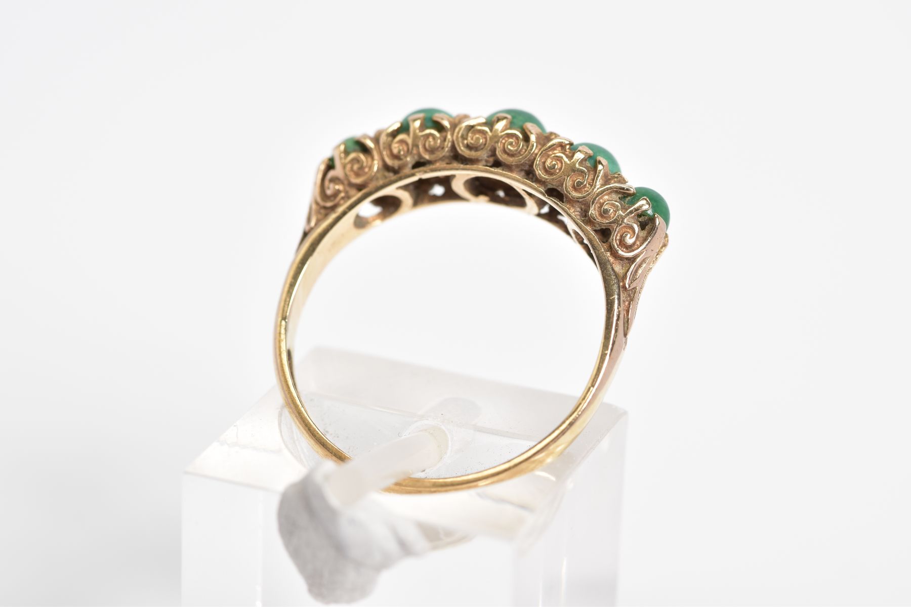 AN EARLY 20TH CENTURY 9CT GOLD RING, set with five graduated circular cut cabochon turquoise, within - Image 3 of 3