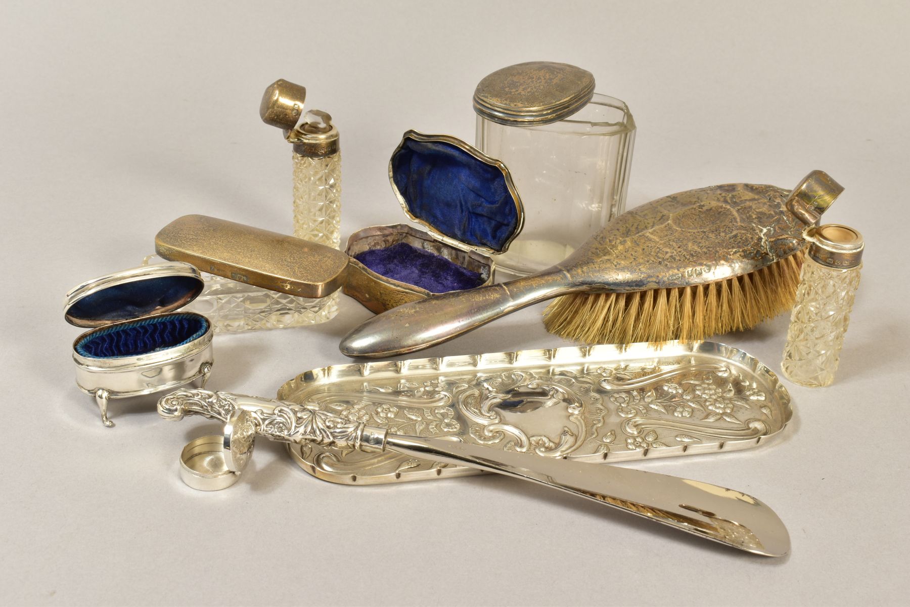 A GROUP OF SILVER DRESSING TABLE ITEMS, including an Elizabeth II Carrs of Sheffield Edwardian style - Image 3 of 6