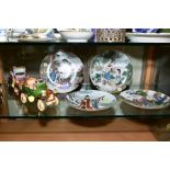 FOUR COLLECTORS PLATES PRINTED WITH ORIENTAL SCENES AND CERAMIC MODELS OF VINTAGE CARS, etc,