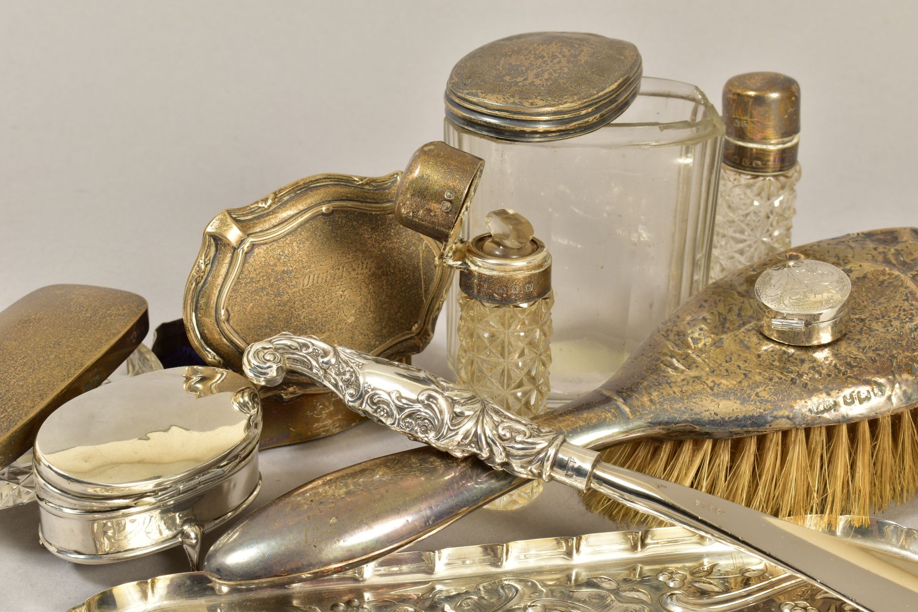 A GROUP OF SILVER DRESSING TABLE ITEMS, including an Elizabeth II Carrs of Sheffield Edwardian style - Image 6 of 6