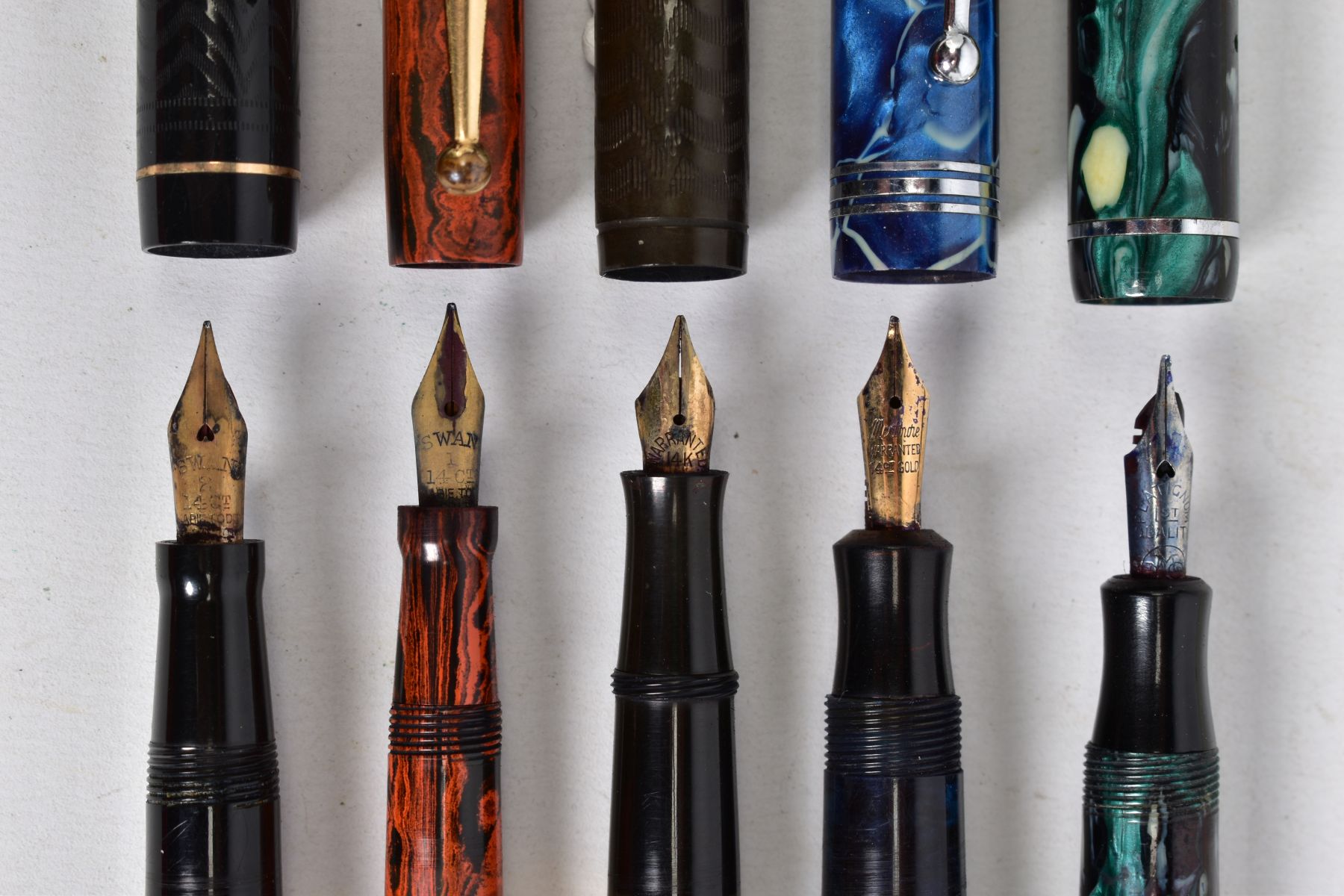 A SELECTION OF FIVE FOUNTAIN PENS, to include three 'swan' fountain pens each with 14ct gold nibs - Image 3 of 3