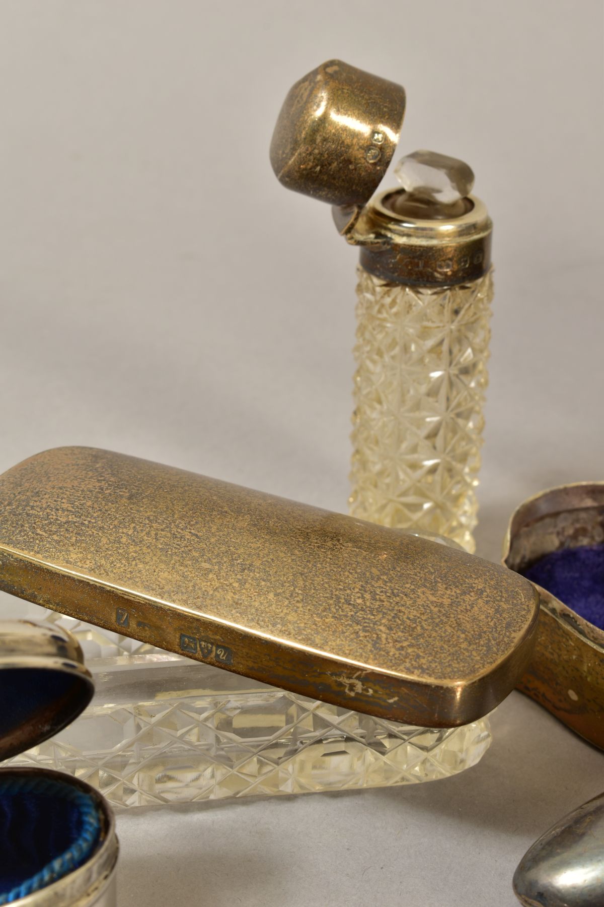 A GROUP OF SILVER DRESSING TABLE ITEMS, including an Elizabeth II Carrs of Sheffield Edwardian style - Image 5 of 6