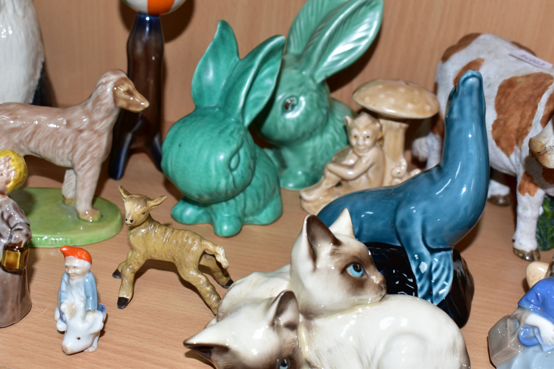 A GROUP OF VARIOUS ANIMALS AND ORNAMENTS, to include Beswick Comical Dashund No1088, two Black Faced - Image 10 of 10