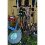 A QUANTITY OR VARIOUS GARDEN HAND TOOLS to include a Workmate, sack truck, pop up garden bags,