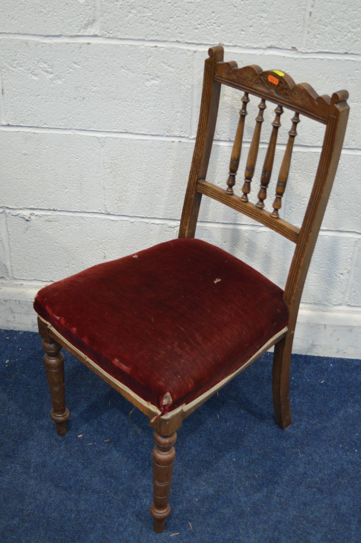 A LATE VICTORIAN WALNUT CIRCULAR BREAKFAST TABLE on a base with scrolled legs, diameter 102cm x - Image 2 of 3