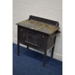 AN EARLY 20TH CENTURY OAK MARBLE TOPPED WASHSTAND (SD)
