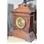 AN EARLY 20TH CENTURY OAK MANTEL CLOCK, by Ansonia Clock Company (two winding keys)