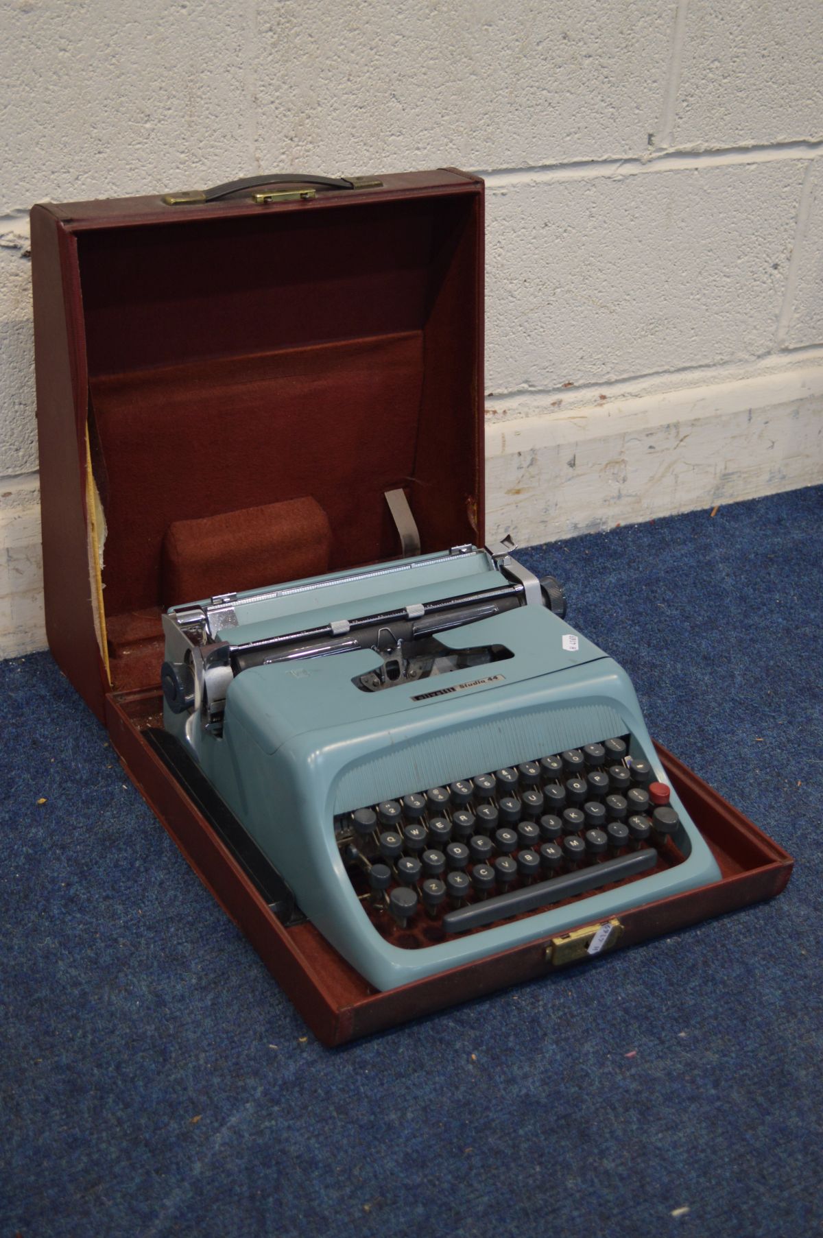 A CASED OLIVETTI STUDIO 44 BLUE TYPEWRITER (sd to case)