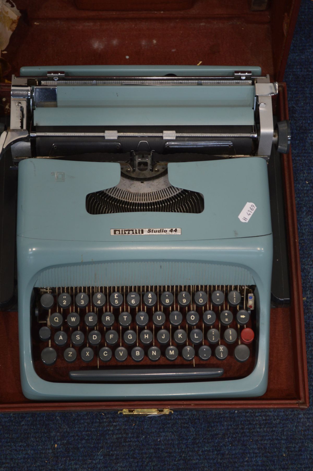 A CASED OLIVETTI STUDIO 44 BLUE TYPEWRITER (sd to case) - Image 2 of 3