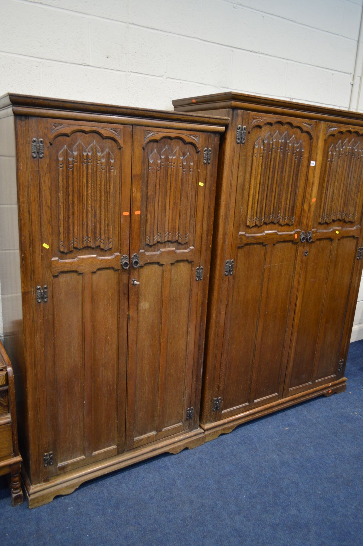 AN OLD CHARM OAK THREE PIECE BEDROOM SUITE comprising of two sized double door wardrobes, largest - Image 3 of 3