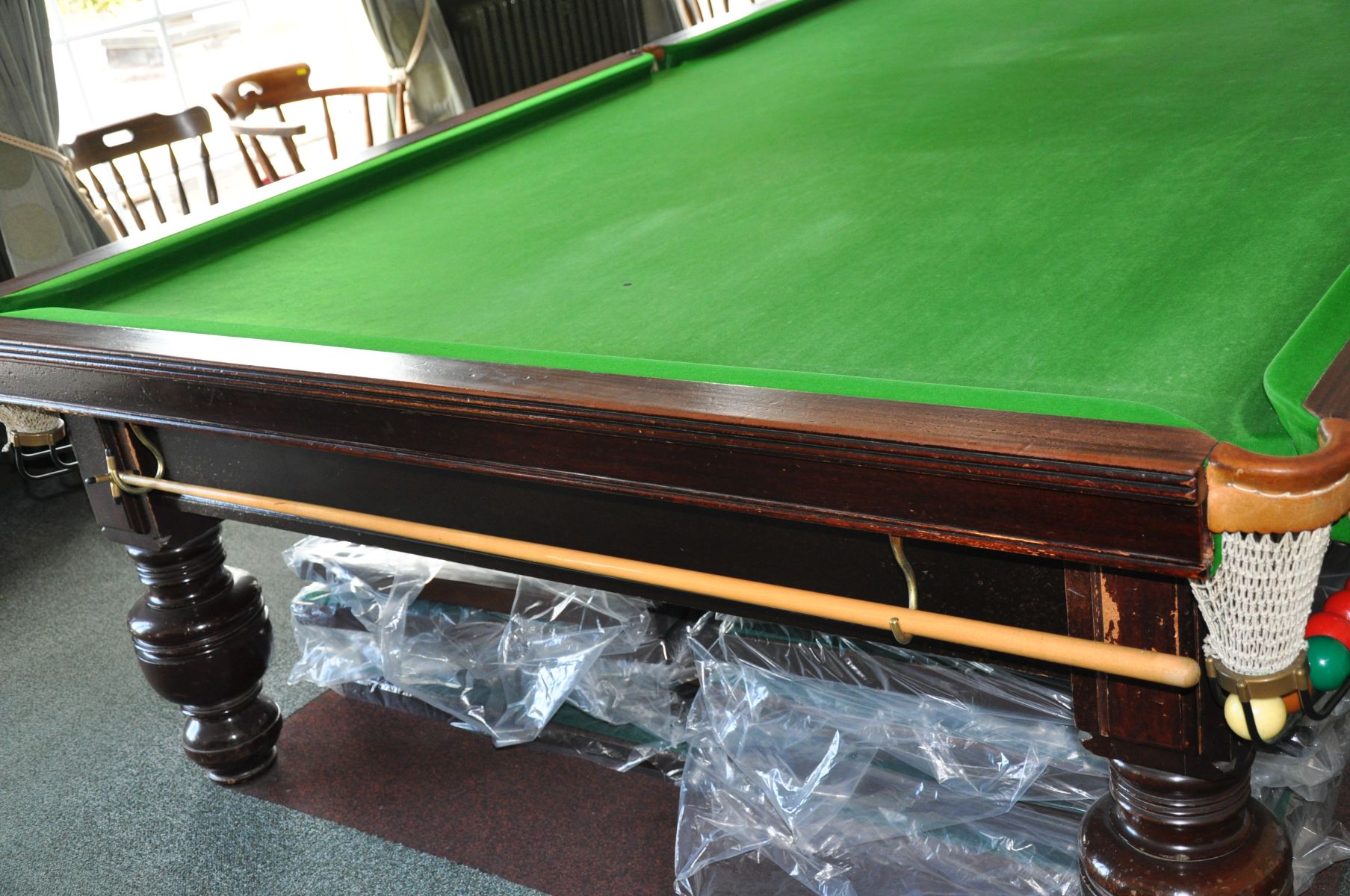 A BURROUGHES AND WATTS OF LONDON SNOOKER TABLE, with Arrowflite cushions, slate bed, a set of twenty - Image 5 of 5