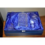 A CRYSTAL WHISKY DECANTER, 26cm high and a pair of whisky glasses all in a presentation box