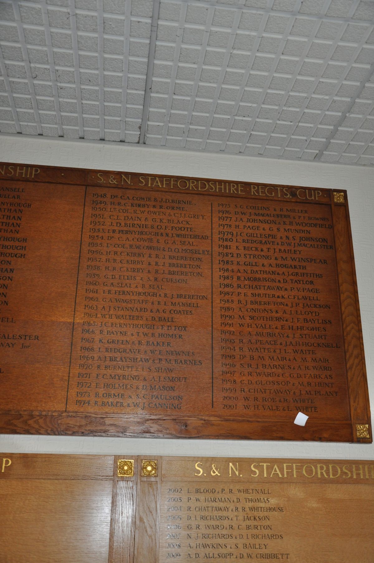 AN OAK FACED HONOURS BOARD, with gilt rose bosses to each corner, Winners of Jacob Mixed Foursomes - Image 4 of 4