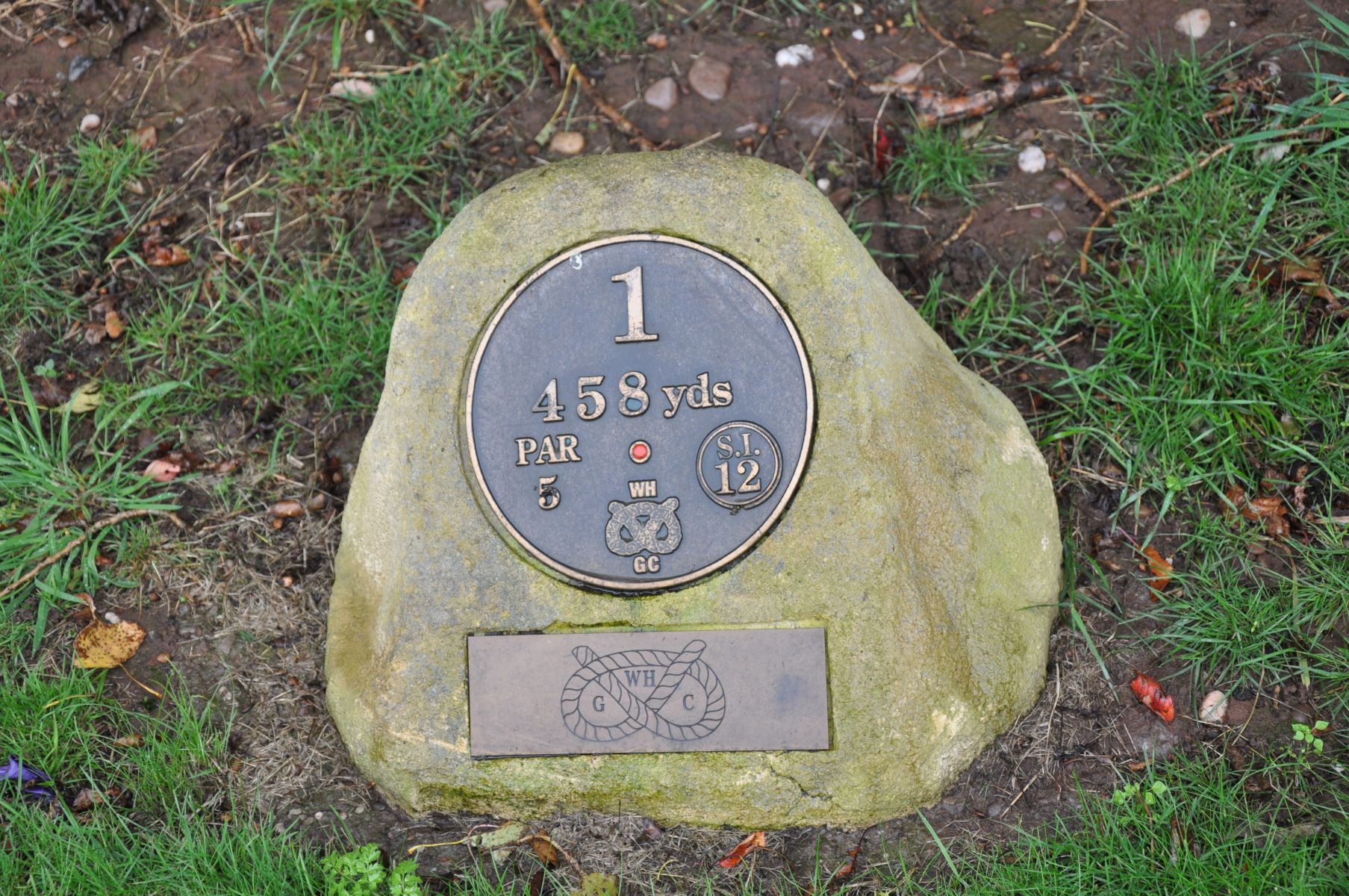 THE RED TEE MARKER FOR HOLE ONE