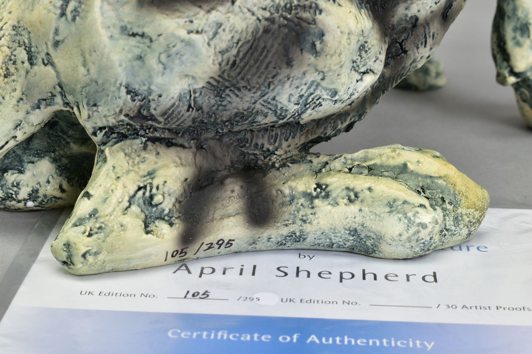APRIL SHEPHERD (BRITISH CONTEMPORARY) 'ON GUARD' a limited edition cold cast porcelain sculpture - Bild 5 aus 5