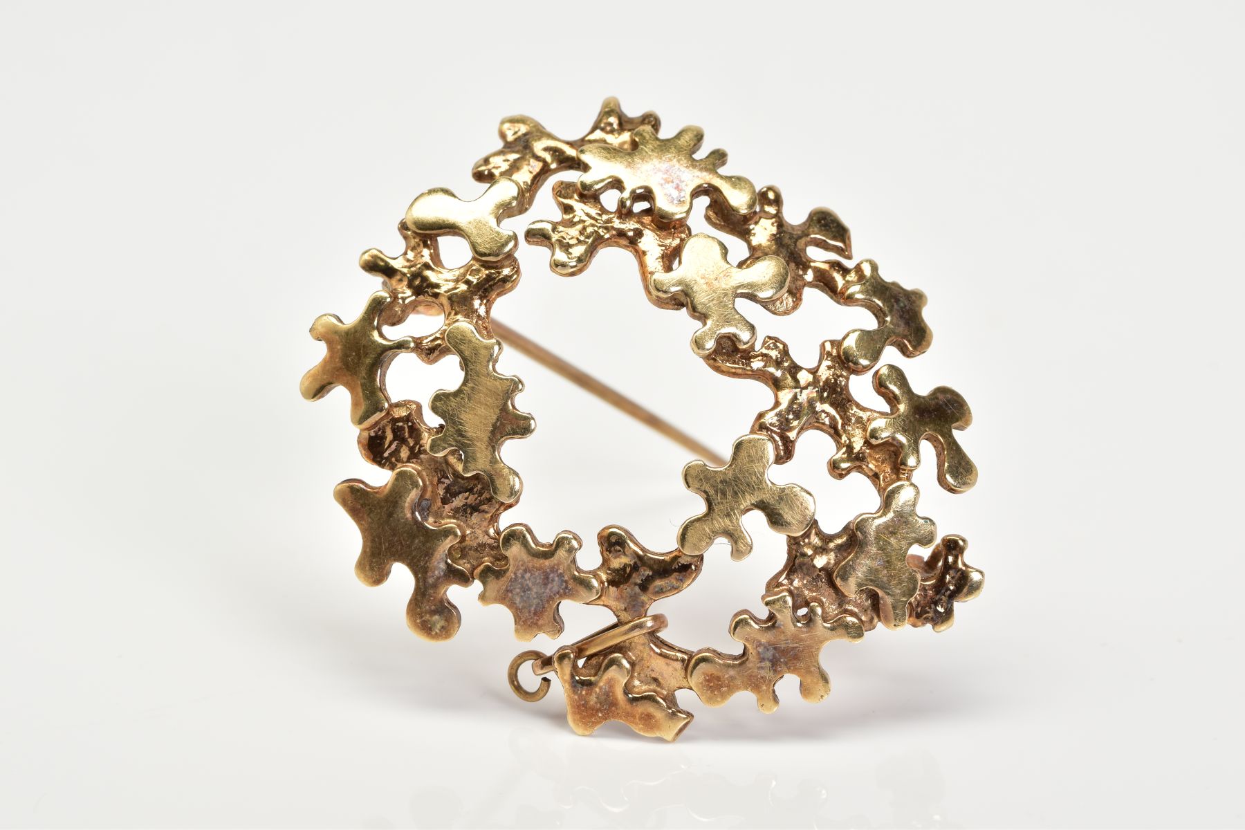 A 9CT GOLD BROOCH, the oval brooch of openwork design, with a 9ct hallmark for Birmingham, length