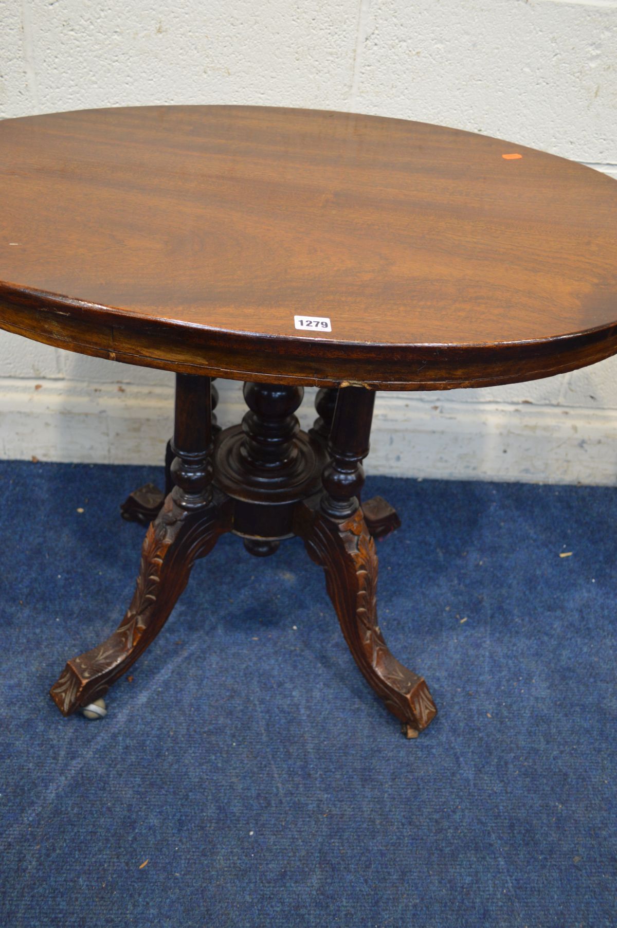 AN EDWARDIAN OVAL MAHOGANY CENTRE TABLE with four shaped carved legs, replacement top, width 88cm - Image 2 of 3