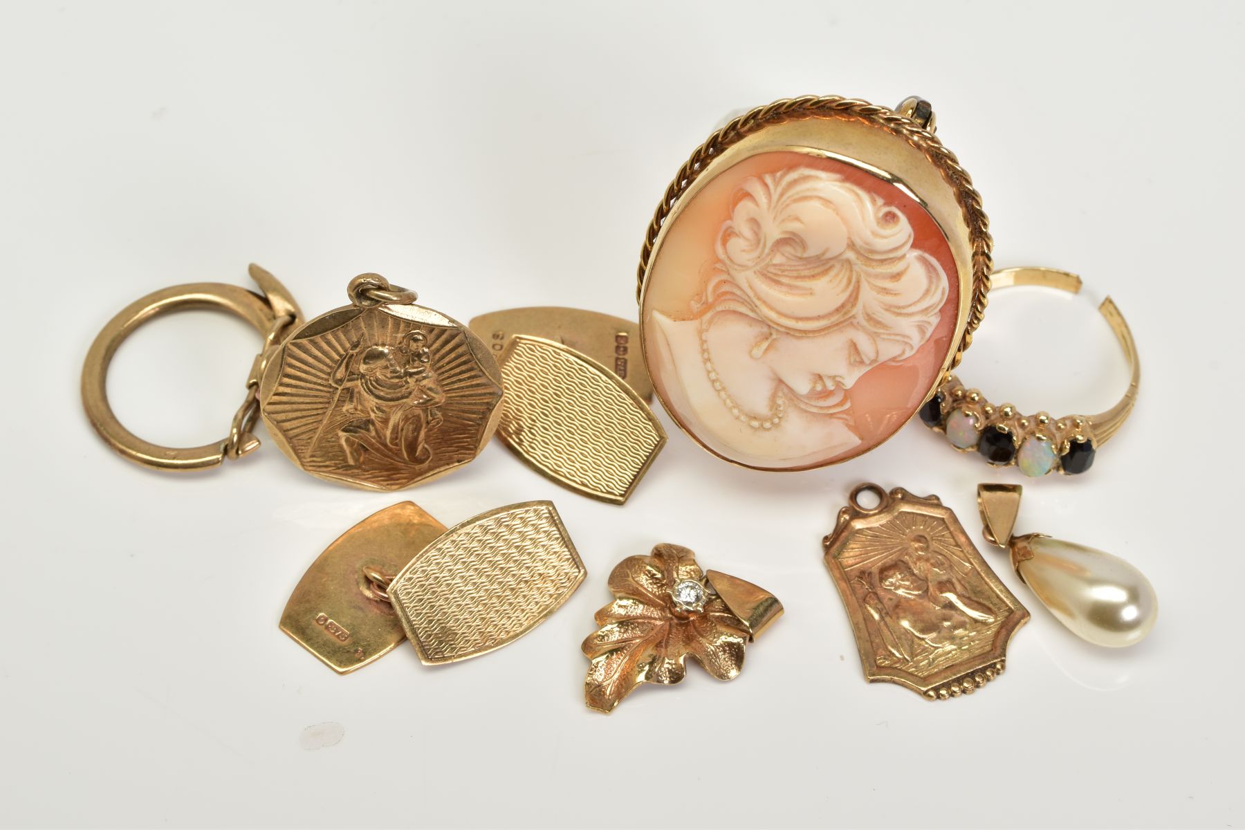 A SELECTION OF 9CT GOLD JEWELLERY, to include a 9ct gold leaf pendant set with a single round - Image 2 of 3