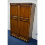 AN EARLY TO MID 20TH CENTURY OAK PANELLED DOUBLE DOOR GENTLEMANS WARDROBE, with a fitted interior of