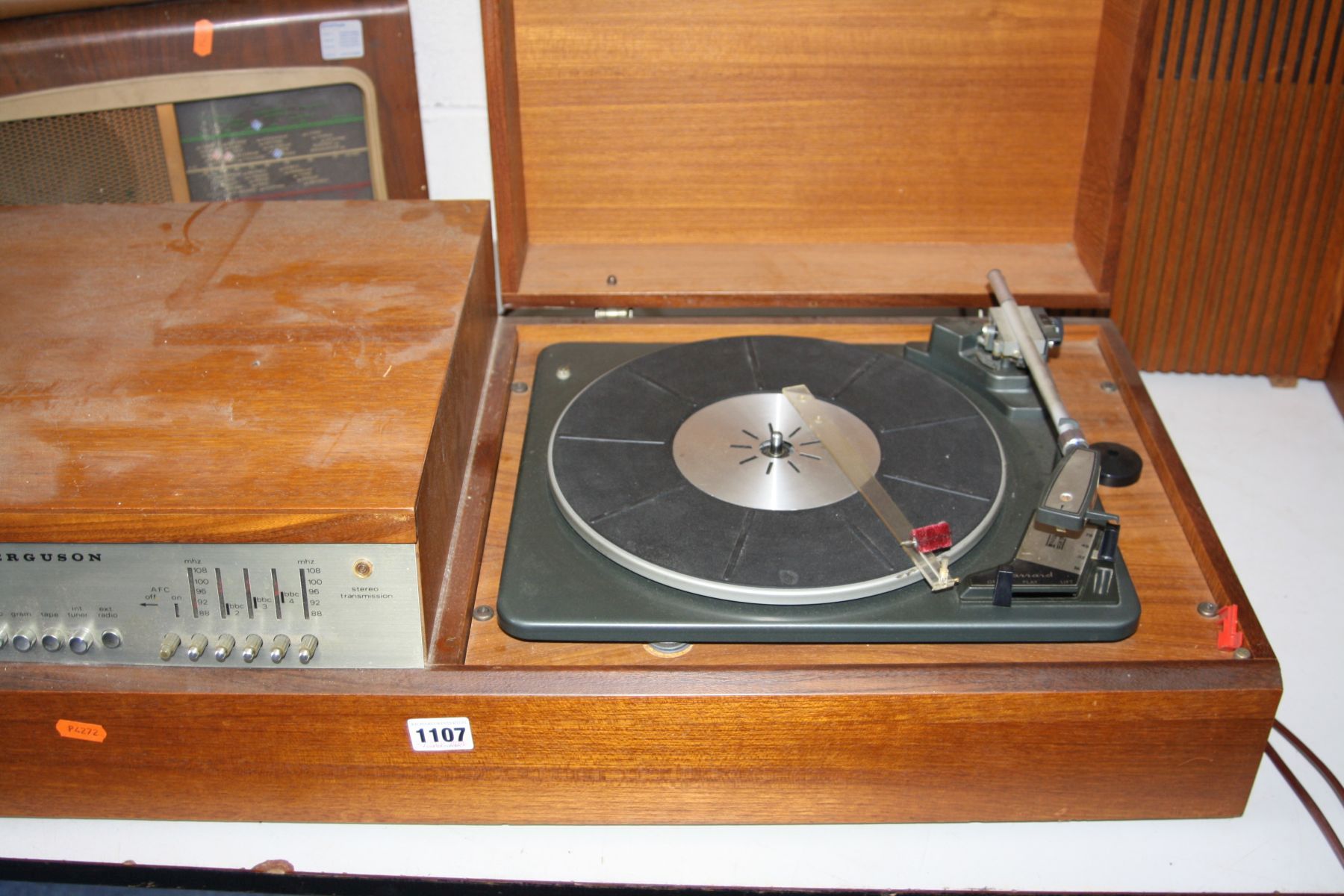 A VINTAGE FERGUSON MODEL 3400 RADIO GRAM, standing on a teak stand, fitted with a Garrard SP12 Mk2 - Bild 2 aus 4