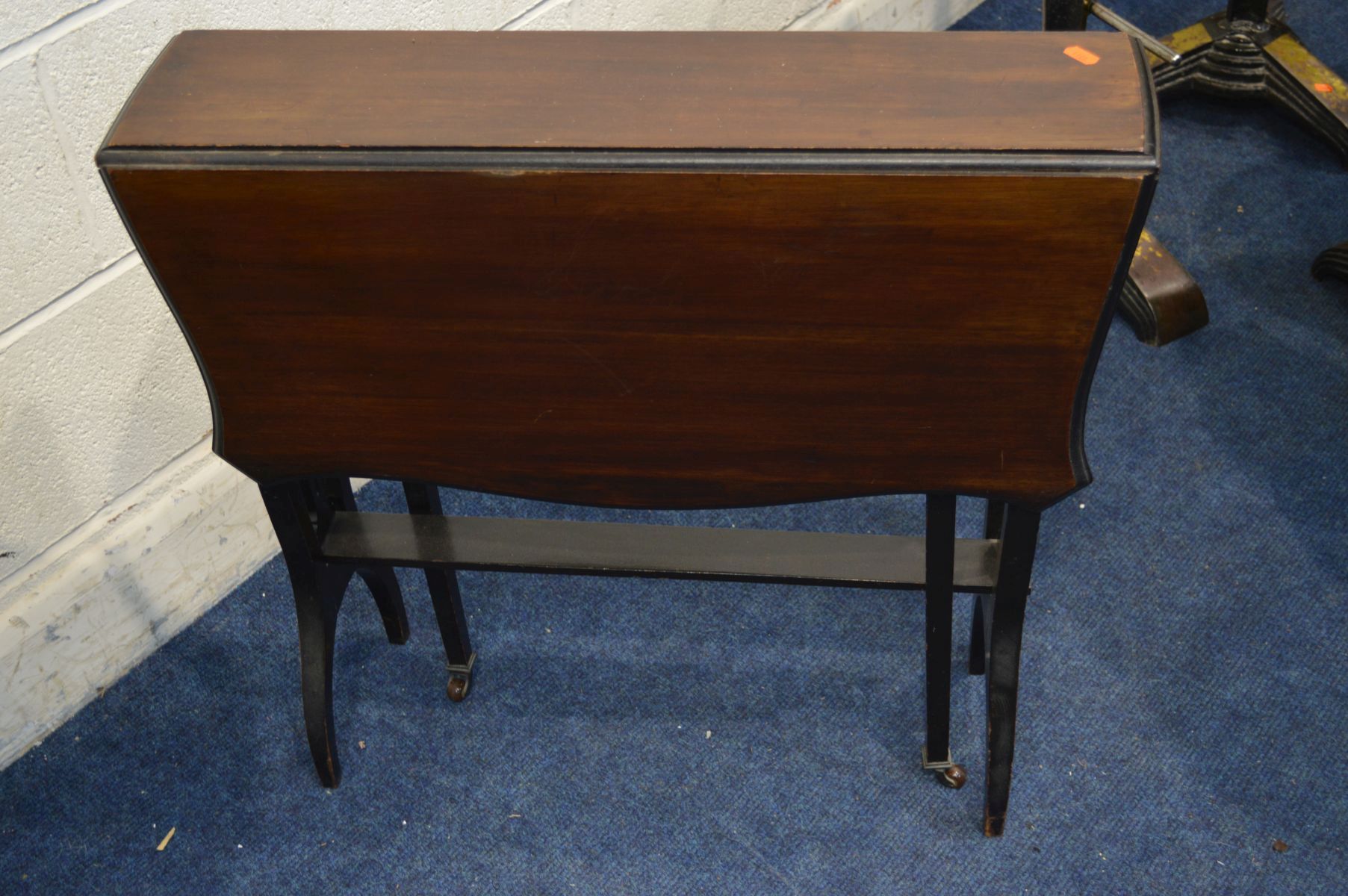 AN EDWARDIAN OVAL MAHOGANY CENTRE TABLE with four shaped carved legs, replacement top, width 88cm - Image 3 of 3