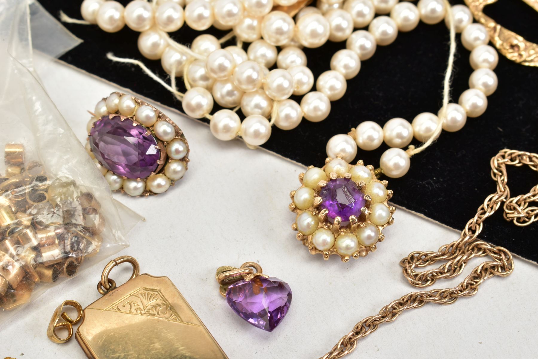 A SELECTION OF JEWELLERY, to include a '9ct gold back and front' rectangular locket, a bar brooch - Image 2 of 4