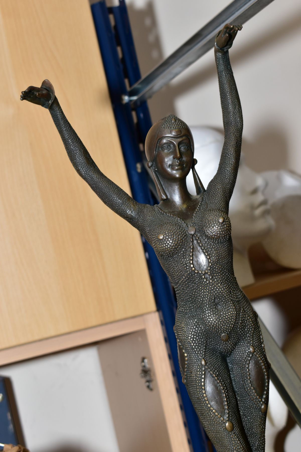 AFTER DEMETRE CHIPARUS, a bronze Art Deco female dancer wearing a textured costume, impressed D H - Bild 2 aus 4