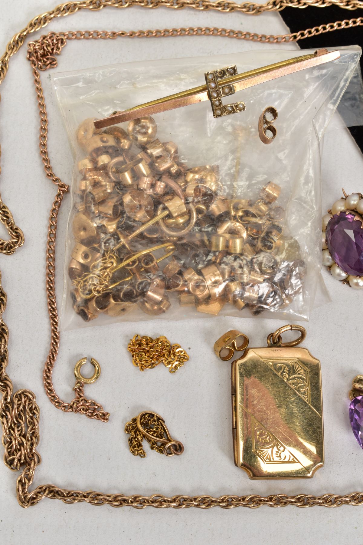 A SELECTION OF JEWELLERY, to include a '9ct gold back and front' rectangular locket, a bar brooch - Image 3 of 4