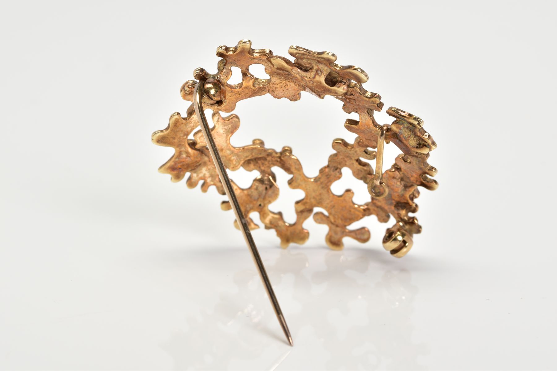 A 9CT GOLD BROOCH, the oval brooch of openwork design, with a 9ct hallmark for Birmingham, length - Image 2 of 2