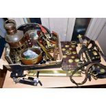 A BOX AND LOOSE METALWARE, SUNDRIES etc, to include horse harness, brass stair rods, copper