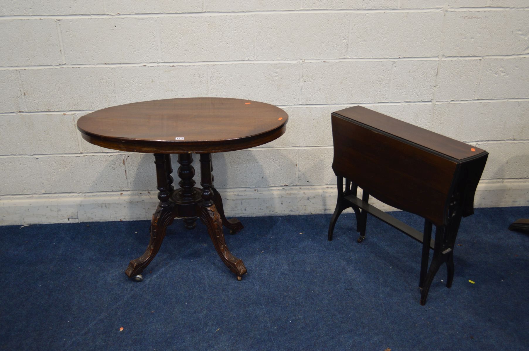 AN EDWARDIAN OVAL MAHOGANY CENTRE TABLE with four shaped carved legs, replacement top, width 88cm