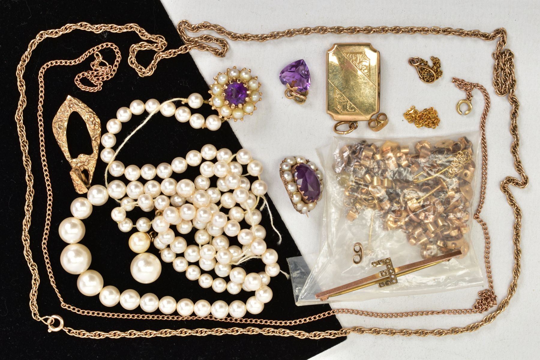 A SELECTION OF JEWELLERY, to include a '9ct gold back and front' rectangular locket, a bar brooch