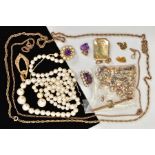 A SELECTION OF JEWELLERY, to include a '9ct gold back and front' rectangular locket, a bar brooch