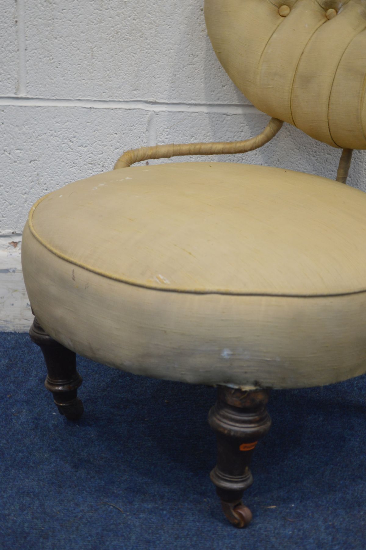 AN EDWARDIAN MAHOGANY BEDROOM CHAIR with an oval buttoned back (sd) - Image 2 of 2