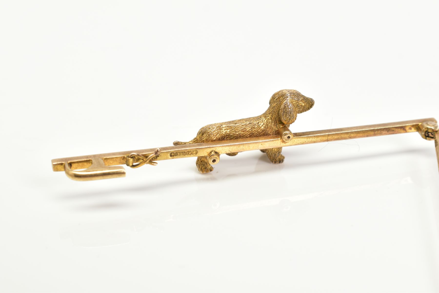 A 9CT GOLD BAR BROOCH, set with a textured dog, to the plain polished bar with a 9ct hallmark, - Image 3 of 3