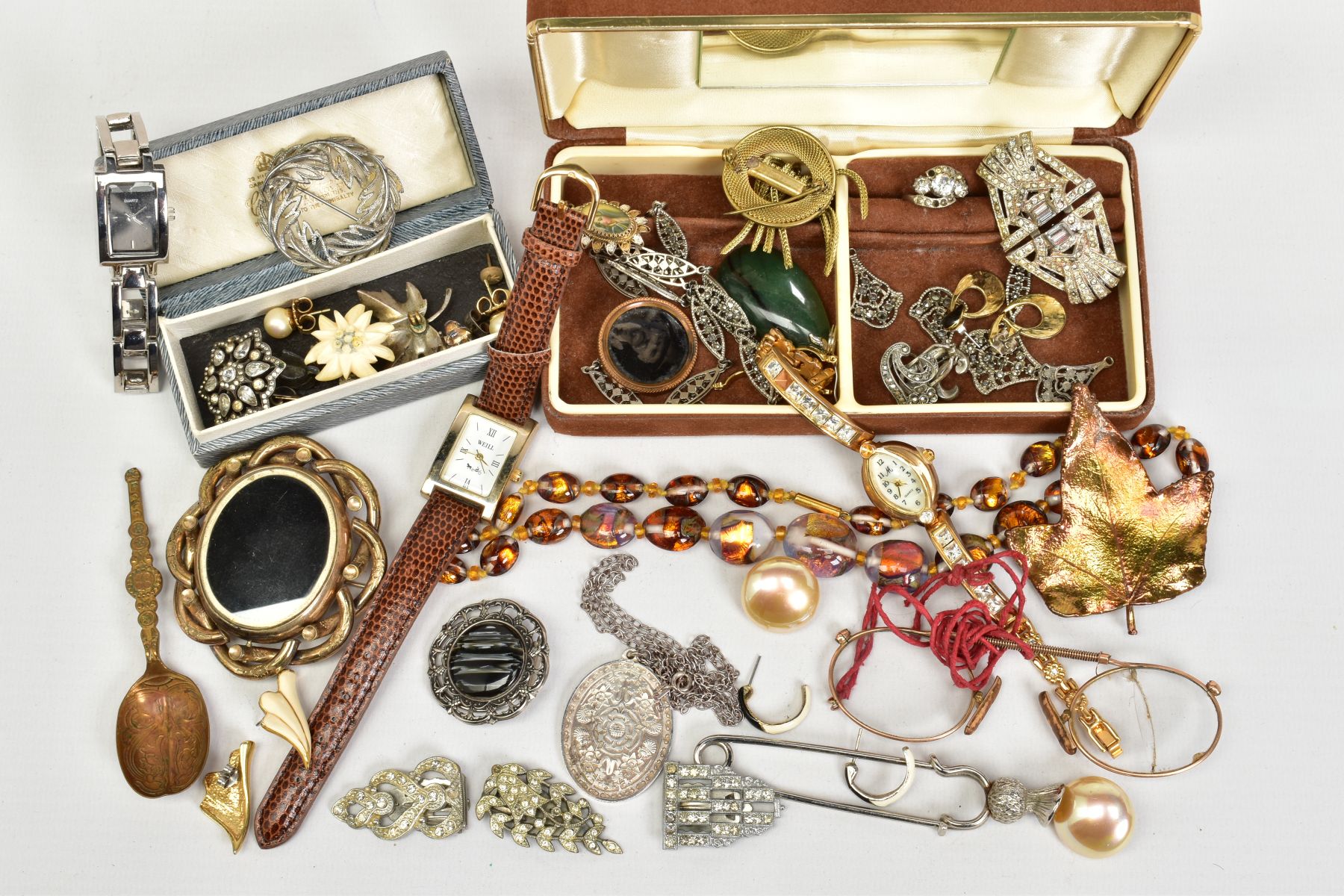 A JEWELLERY BOX AND COSTUME JEWELLERY, to include a small brown hinged jewellery box with costume