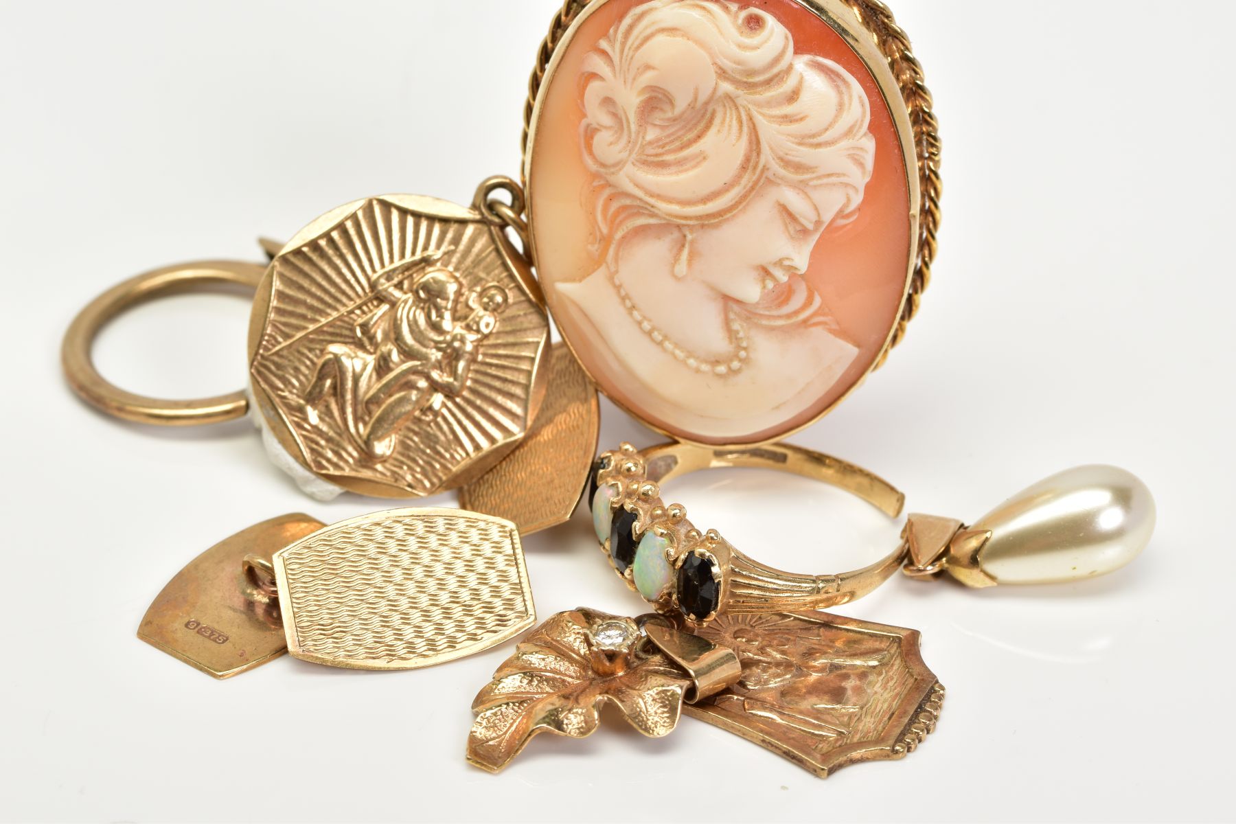 A SELECTION OF 9CT GOLD JEWELLERY, to include a 9ct gold leaf pendant set with a single round - Image 3 of 3