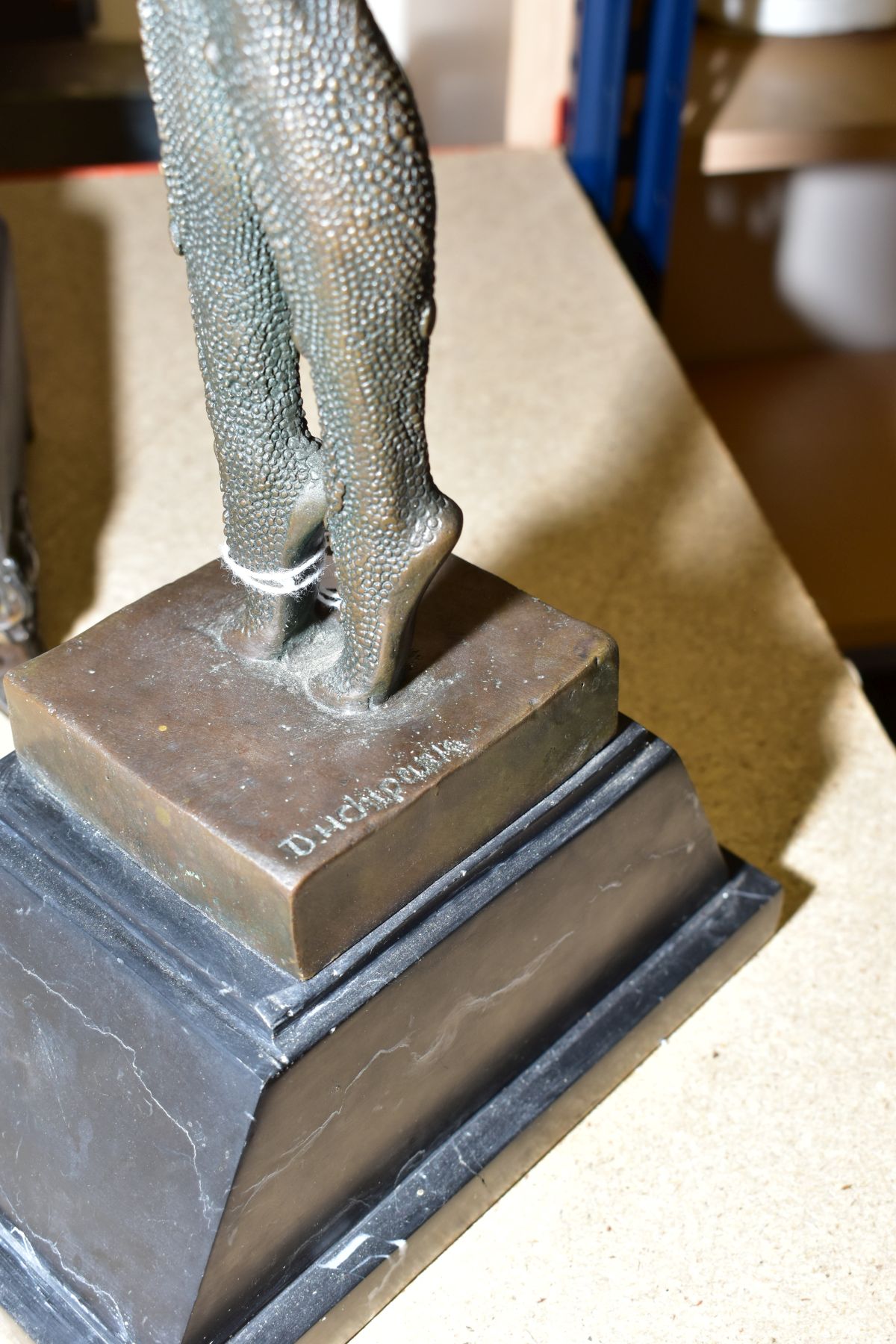 AFTER DEMETRE CHIPARUS, a bronze Art Deco female dancer wearing a textured costume, impressed D H - Bild 4 aus 4