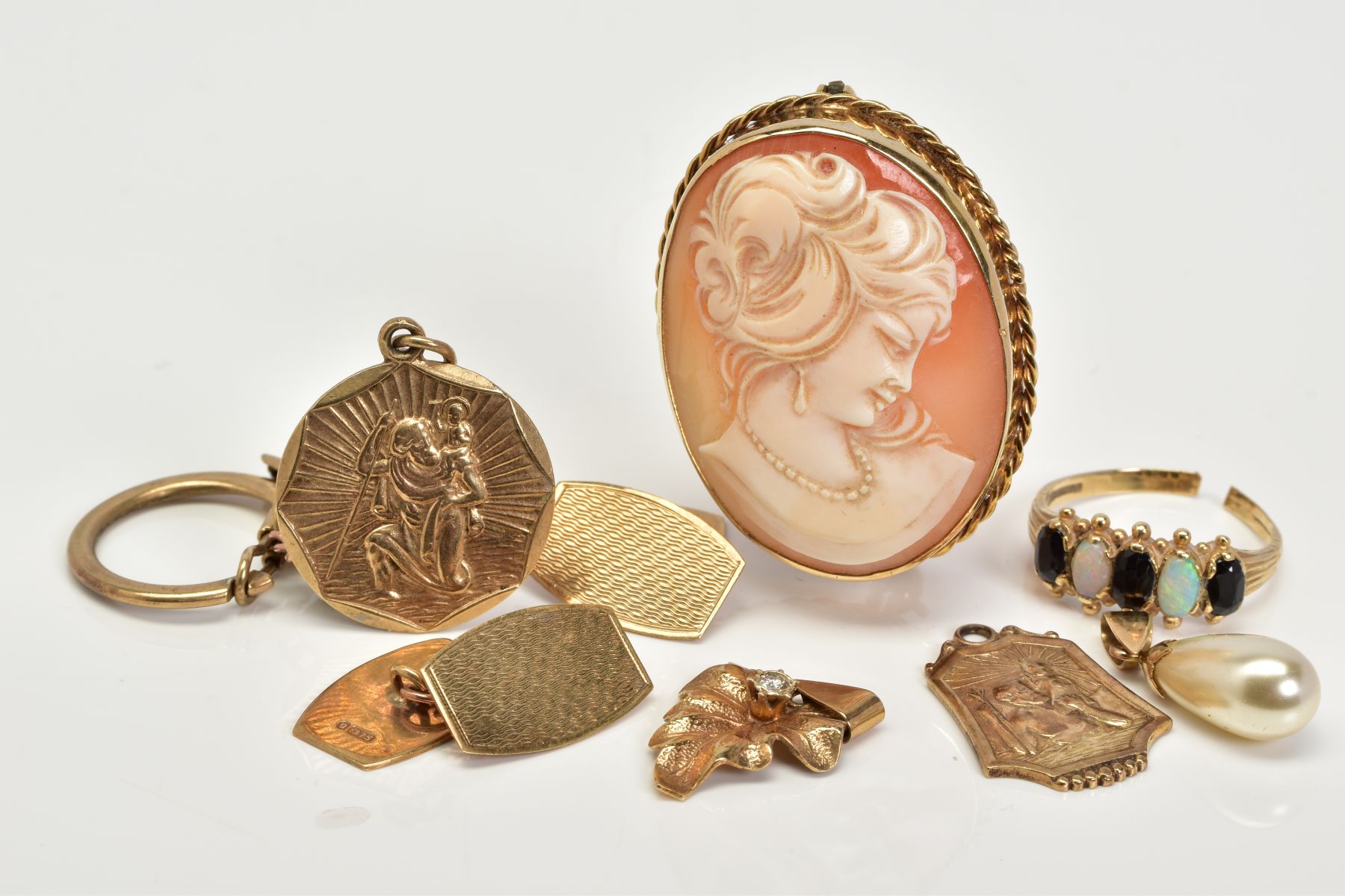 A SELECTION OF 9CT GOLD JEWELLERY, to include a 9ct gold leaf pendant set with a single round