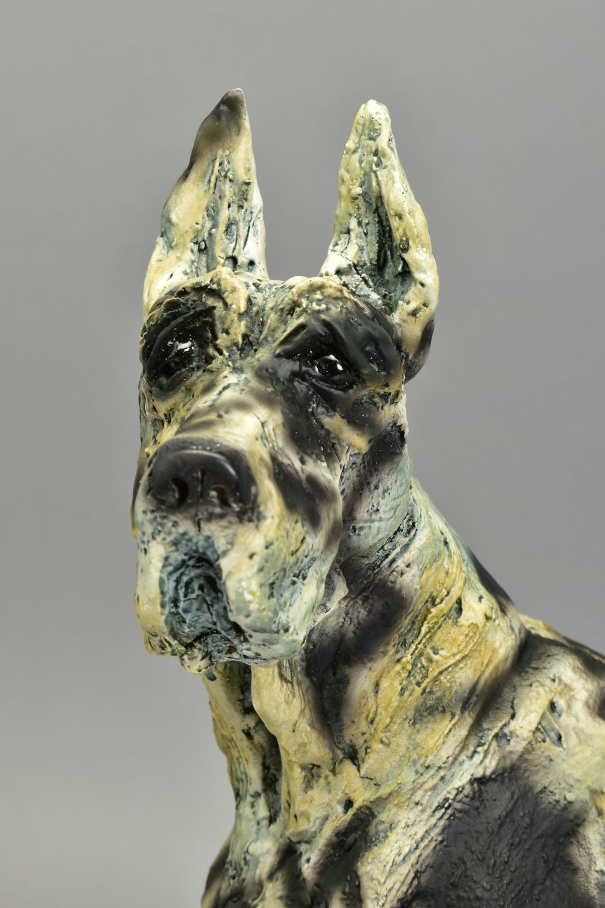 APRIL SHEPHERD (BRITISH CONTEMPORARY) 'ON GUARD' a limited edition cold cast porcelain sculpture - Bild 2 aus 5