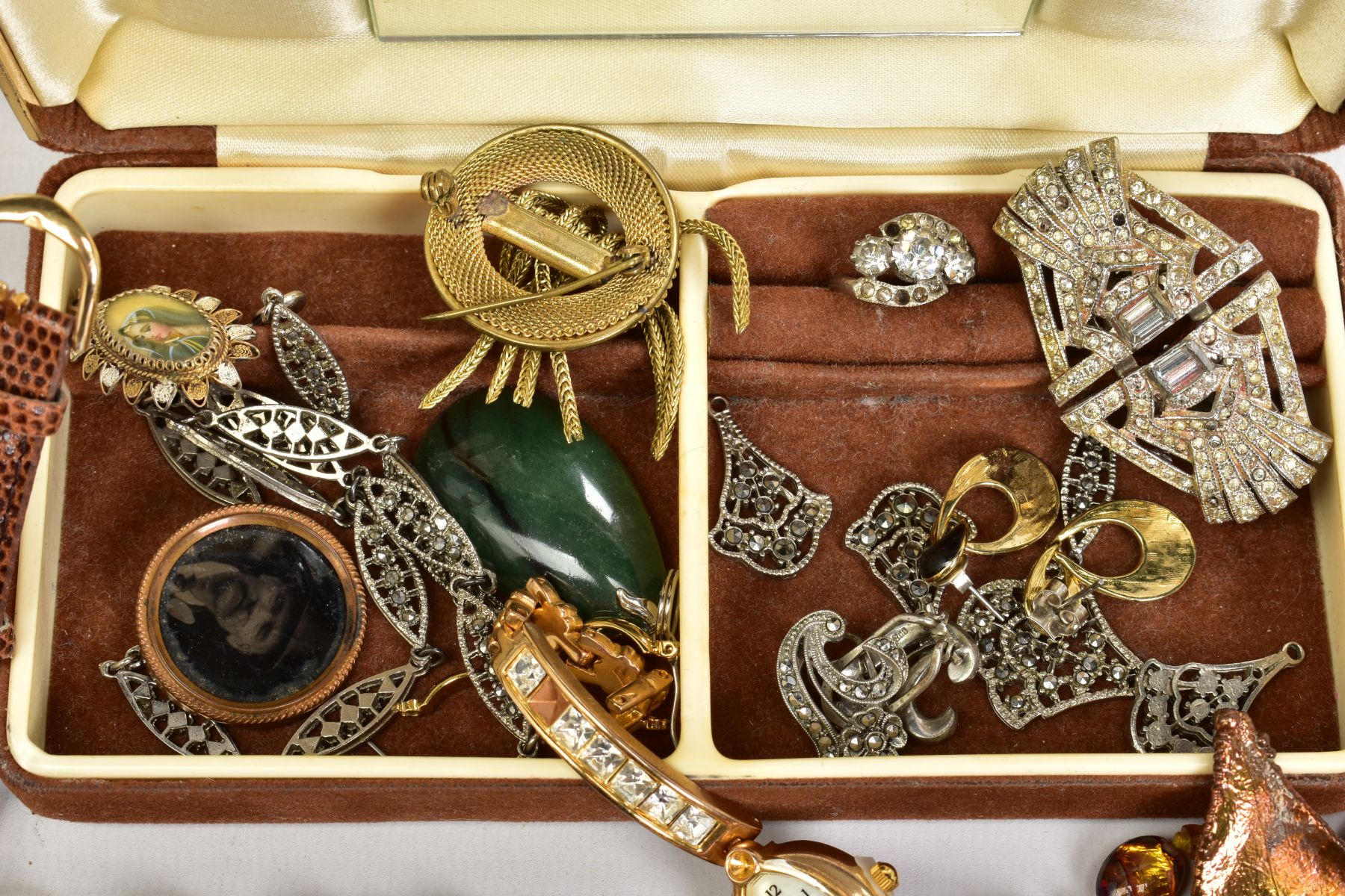 A JEWELLERY BOX AND COSTUME JEWELLERY, to include a small brown hinged jewellery box with costume - Image 4 of 5