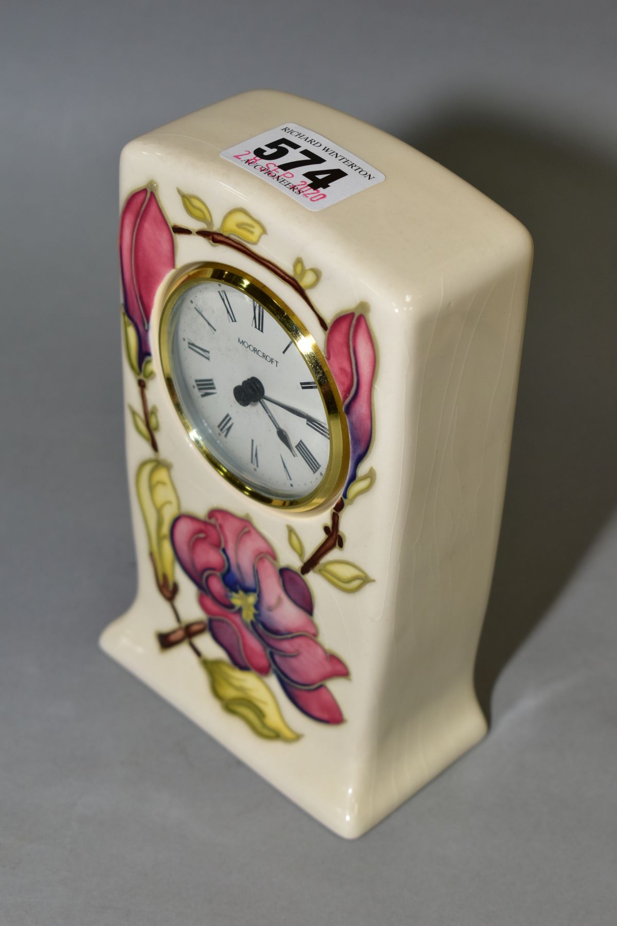 A MOORCROFT POTTERY QUARTZ MANTEL CLOCK, pink magnolia design on a cream ground, impressed and - Bild 2 aus 4