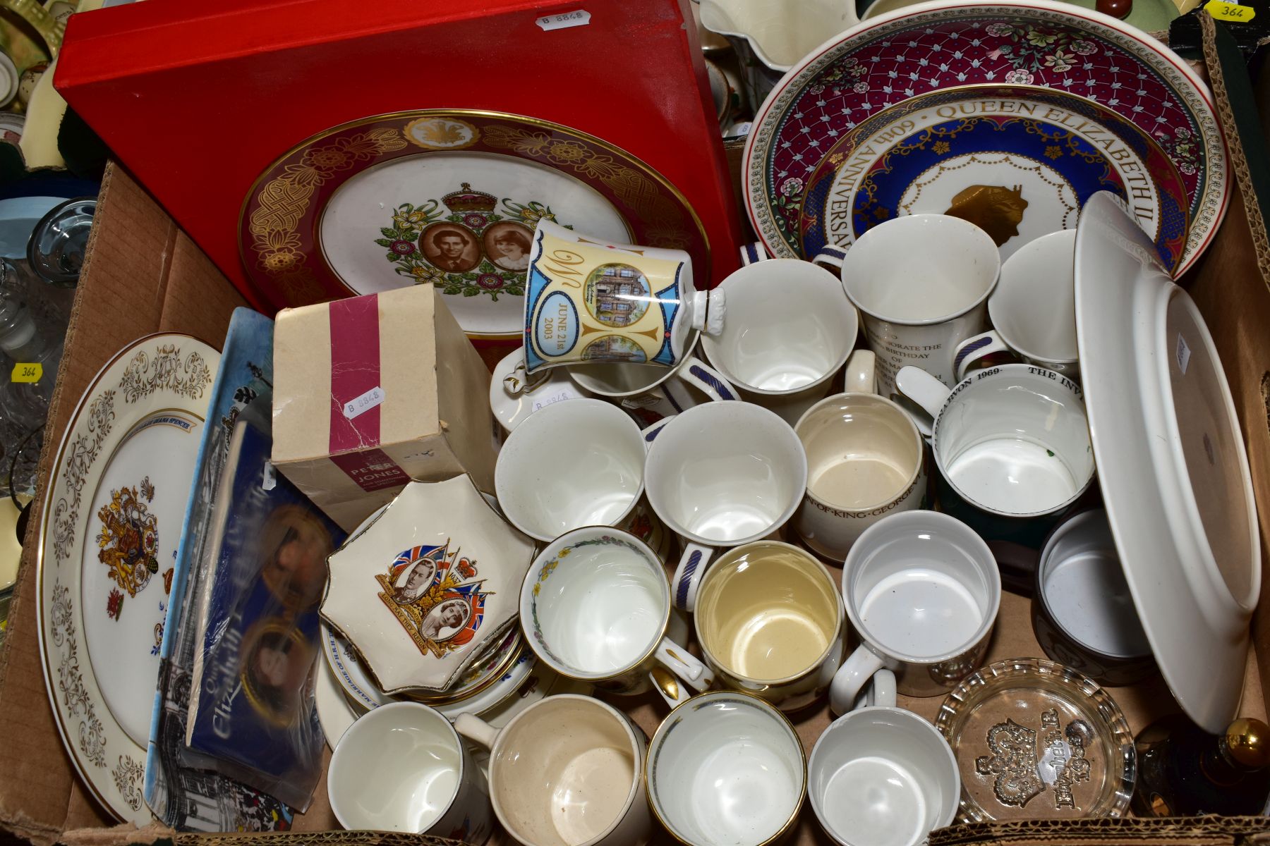 FOUR BOXES AND LOOSE CERAMICS AND GLASSWARE, including boxed Spode Christmas Tree serving dish, a - Bild 2 aus 5