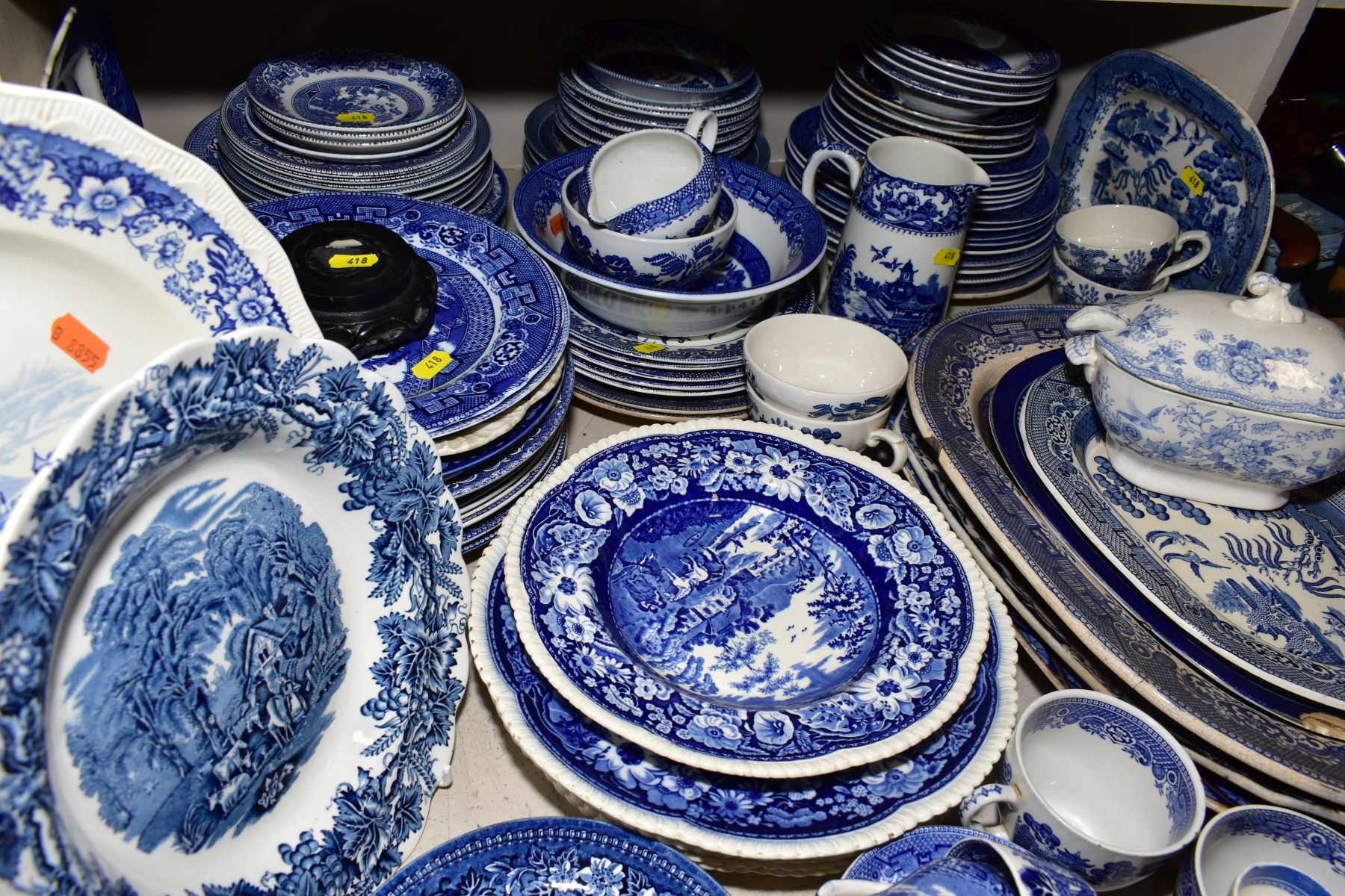 A QUANTITY OF BLUE AND WHITE DECORATED POTTERY AND PORCELAIN, including six Prunus blossom ginger - Bild 5 aus 5