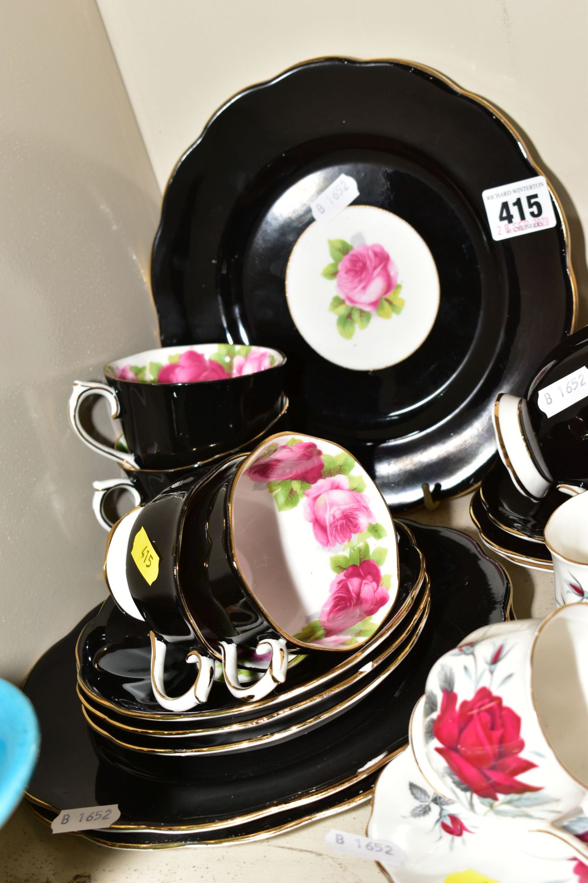 A GROUP OF ROYAL ALBERT COFFEE AND TEA WARES, ETC, including Sweet Romance, a March Anemones cup and - Bild 2 aus 3