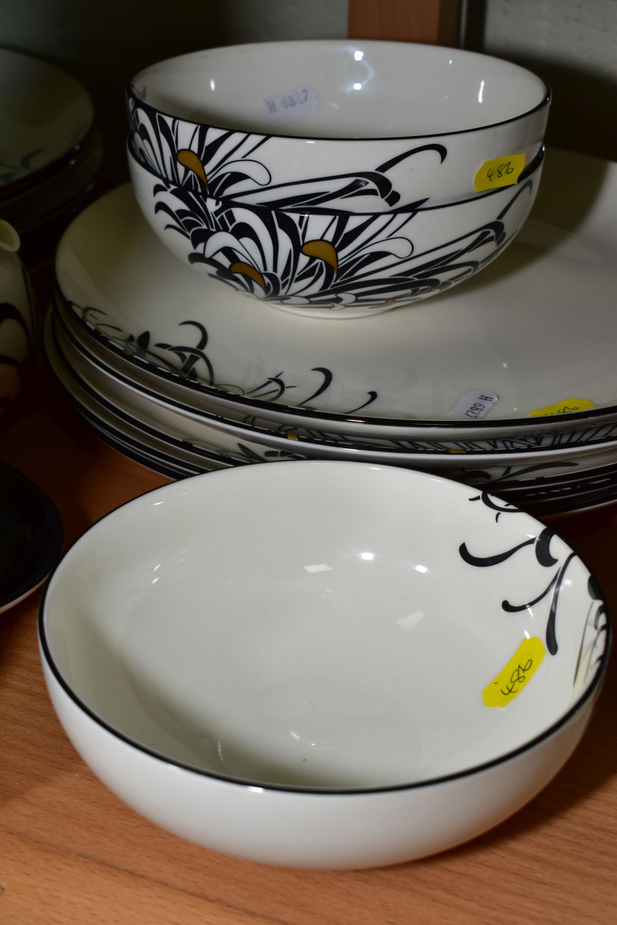 DENBY MONSOON CHRYSANTHEMUM PART DINNER WARES, comprising gravy boat and stand, a milk/cream jug, - Bild 4 aus 4